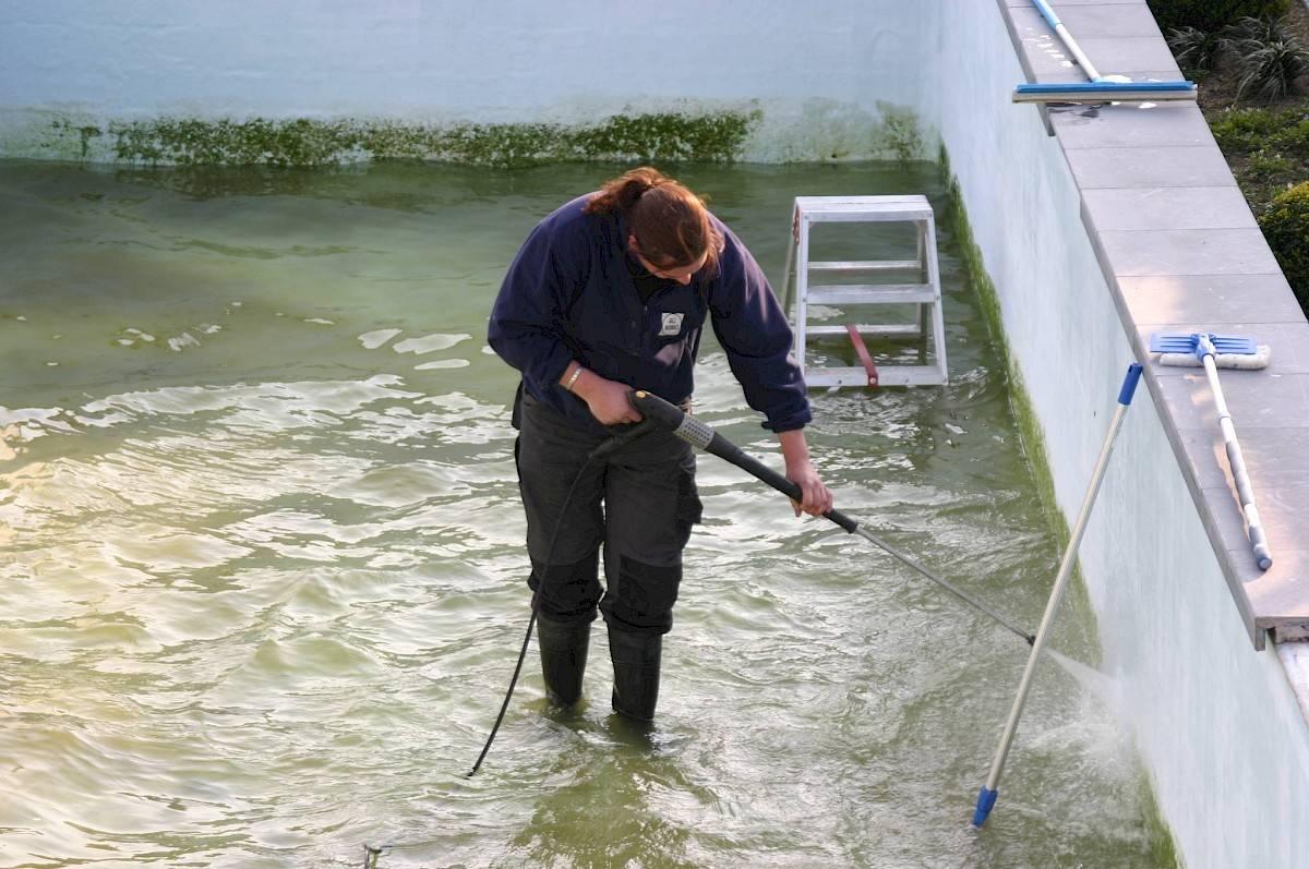 Reinigen van zwembaden en jacuzzi's